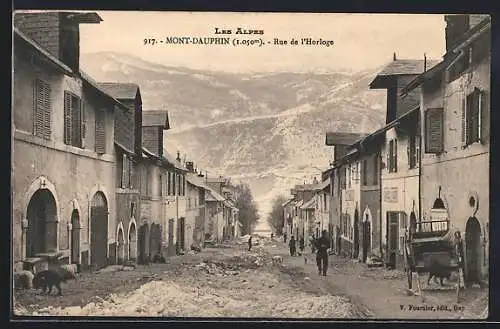 AK Mont-Dauphin, Rue de l`Horloge avec vue sur les Alpes et les bâtiments historiques