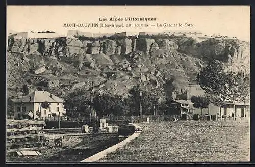 AK Mont-Dauphin, la Gare et le Fort avec vue sur les rochers