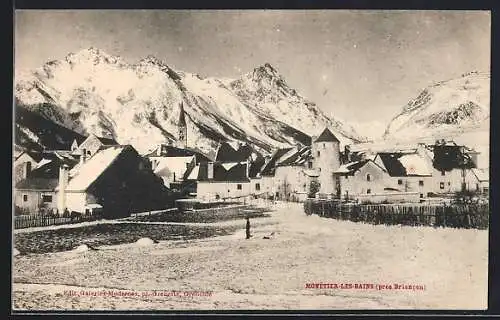 AK Monêtier-les-Bains, vue des montagnes enneigées et des maisons du village