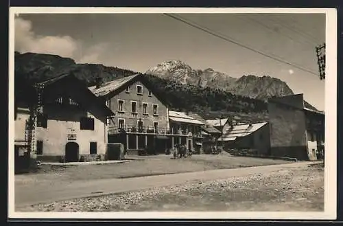 AK Montgenèvre, vue sur un coin de village et le Chaberton