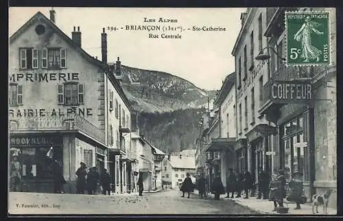 AK Briancon, Rue Centrale avec commerces et passants