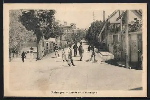 AK Briancon, Avenue de la République avec des passants