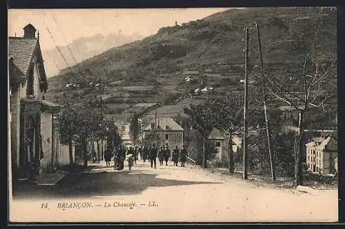 AK Briancon, La Chaussée avec des piétons et des maisons en arrière-plan