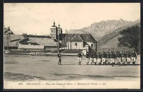 AK Briancon, Place du Champ de Mars avec soldats et Montagne de Presle