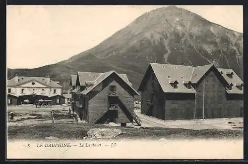 AK Le Lautaret, vue des bâtiments avec montagne en arrière-plan