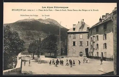 AK Briancon, Place de la Paix avec Notre-Dame des Neiges et le Prorel en arrière-plan