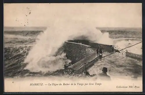 AK Biarritz, La Digue du Rocher de la Vierge par Gros Temps