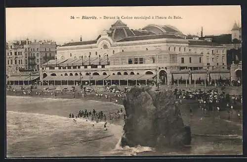 AK Biarritz, Devant le Casino municipal à l`heure du Bain