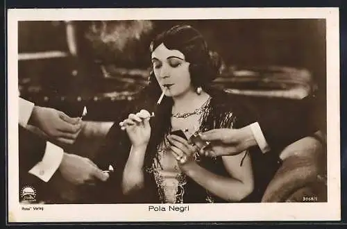 AK Schauspielerin Pola Negri beim Rauchen in einer Szene