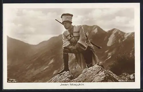 AK Schauspieler Jwan Mosjukin als Soldat in Uniform mit Gewehr