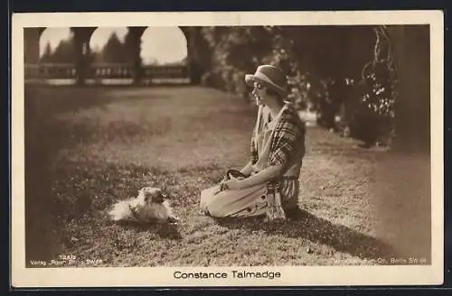 AK Schauspielerin Constance Talmadge mit Hund porträtiert