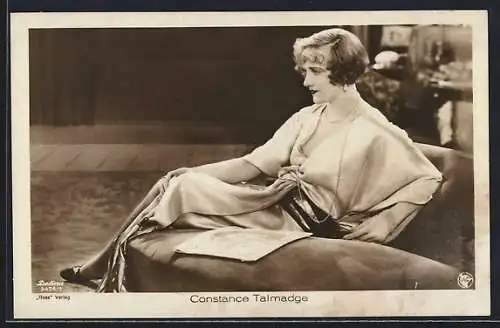 AK Schauspielerin Constance Talmadge auf Sofa sitzend