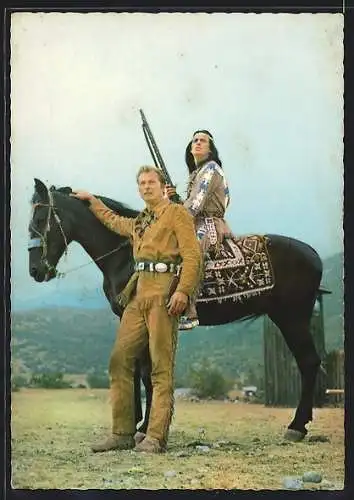 AK Schauspieler Pierre Brice und Lex Barker in ihren Rollen als Winnetou und Old Shatterhand