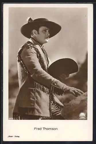 AK Schauspieler Fred Thomson in einem gefransten Westernmantel