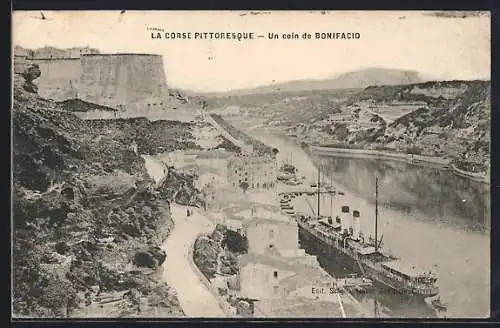 AK Bonifacio, vue partielle prise en hauteur, un grand bateau à quai