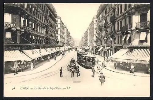 AK Lyon, La Rue de la République, Strassenpartie mit Strassenbahn