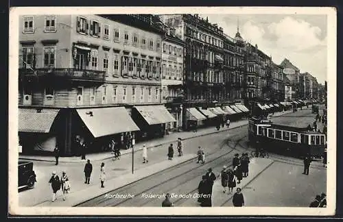 AK Karlsruhe, Kaiserstrasse nach Osten mit Geschäften und Strassenbahn