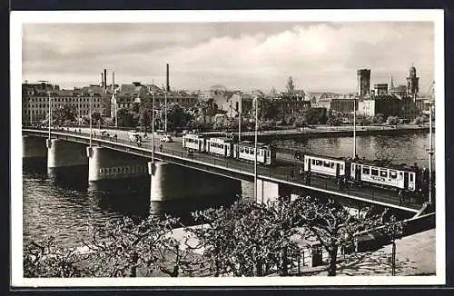 AK Frankfurt a. M., Untermainbrücke mit Strassenbahn