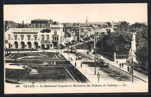 AK Calais, Le Boulevard Jaquart et Monument des Enfants du Calaisis, Strassenbahn