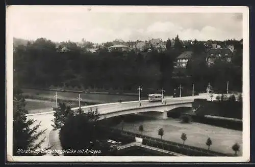 AK Pforzheim, Hindenburgbrücke mit Anlagen, Strassenbahn