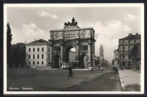 AK München, Siegestor durch das Strassenbahn fährt