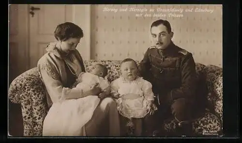 AK Herzog Ernst August von Braunschweig in Husaren-Uniform mit Herzogin Viktoria Luise und den Kindern