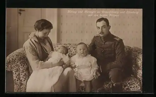 AK Herzog Ernst August von Braunschweig in Husaren-Uniform mit Herzogin Viktoria Luise und den Kindern