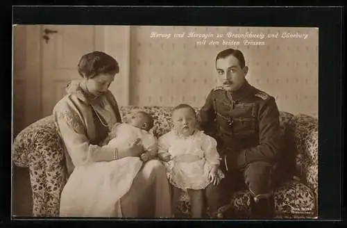 AK Herzog Ernst August von Braunschweig in Husaren-Uniform mit Herzogin Viktoria Luise und den Kindern