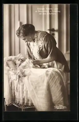 AK Victoria Louise Herzogin von Braunschweig mit dem Erbprinzen im Kinderbett