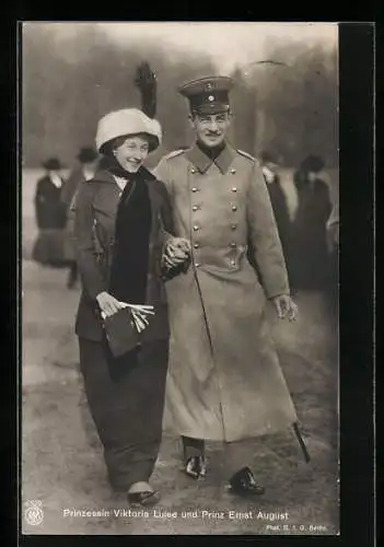 AK Prinzessin Victoria Louise Herzogin von Braunschweig und Prinz Ernst August beim Spaziergang