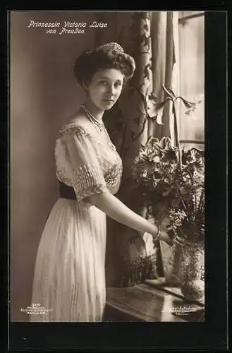 AK Prinzessin Victoria Luise von Preussen mit einem Blumenstrauss