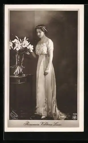 AK Prinzessin Viktoria Luise von Preussen im schönen Kleid, posierend an einem Blumenstrauss