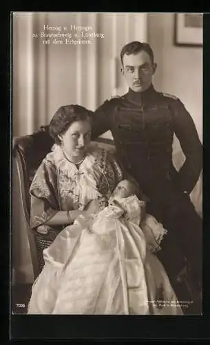 AK Herzog Ernst August von Braunschweig in Husarenuniform mit Gemahlin Viktoria Luise und dem Erbprinzen