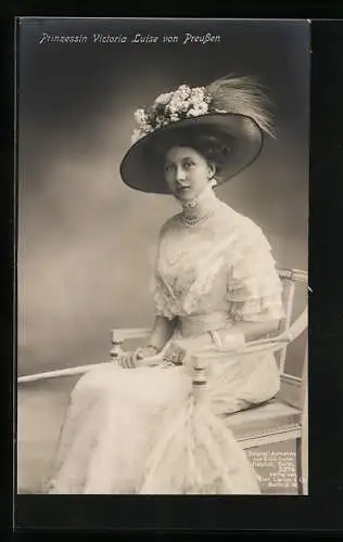 AK Prinzessin Victoria Luise von Preussen mit Blumenhut im weissen Kleid