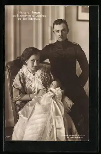 AK Herzog Ernst August von Braunschweig in Husarenuniform mit Gemahlin Viktoria Luise und dem Erbprinzen