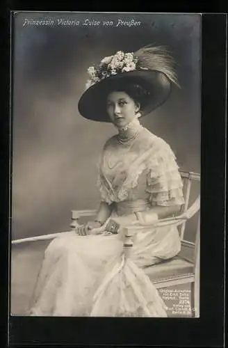 AK Prinzessin Victoria Luise von Preussen mit Blumenhut im weissen Kleid