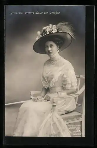 AK Prinzessin Victoria Luise von Preussen mit Blumenhut im weissen Kleid