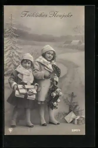 Foto-AK HB: 9345 /4, Zwei Mädchen mit Geschenken vor einer Winterlandschaft