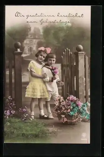 Foto-AK HB: 9575 /3, Zwei Kinder stehen mit einem Blumenkorb vor einem Zauntor