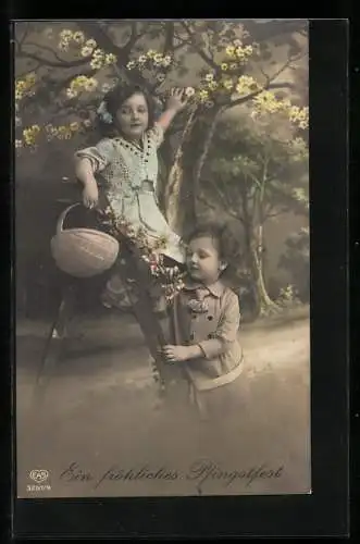 Foto-AK EAS Nr. 3297 /4: zwei Mädchen pflücken Blumen von einem Baum