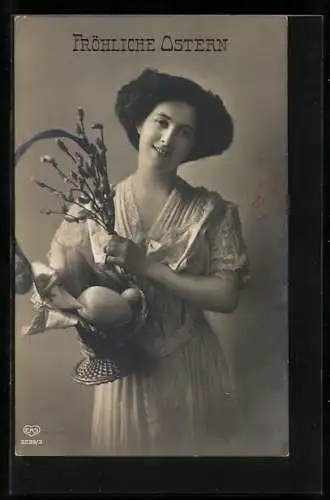 Foto-AK EAS Nr. 3239 /3: charmante junge Frau mit gefülltem Osterkorb