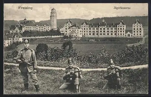 AK Freising, Drei Uniformierte vor der Jägerkaserne