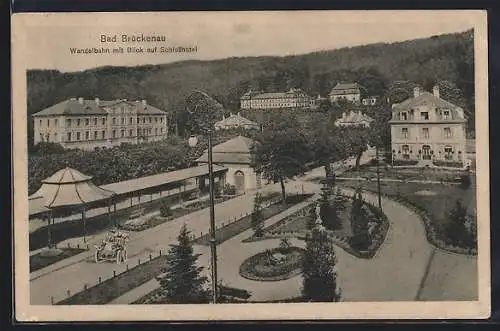 AK Bad Brückenau, Wandelbahn mit Blick auf Schlosshotel, Automobil