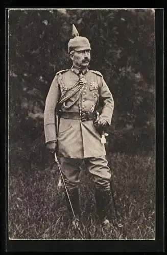 AK Uniformierter Kaiser Wilhelm II. mit Pickelhaube auf einer Wiese stehend