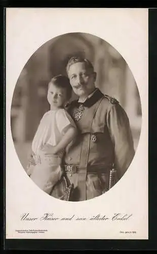 AK Kaiser Wilhelm II. in Uniform mit Orden umarmt seinen ältesten Enkel