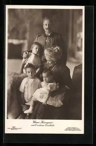 AK Kaiser Wilhelm II mit seiner Gattin Kaiserin Auguste Victoria und den drei Enkelkindern