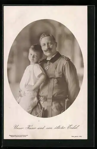 AK Kaiser Wilhelm II. in Uniform mit Orden umarmt seinen ältesten Enkel