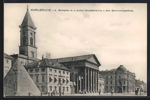 AK Karlsruhe, Marktplatz m. d. protest. Stadtpfarrkirche u. dem Bezirksamtsgebäude