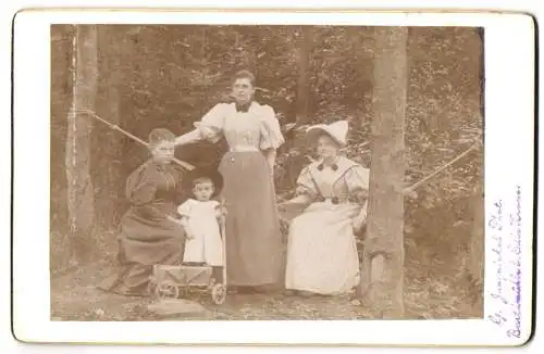 Fotografie unbekannter Fotograf, Ansicht Dorfhain, drei Frauen und ein Jungem in Barthmühle, 1895