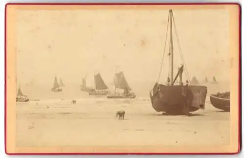 Fotografie unbekannter Fotograf, Ansicht Scheveningen, Fischkutter bei der Ebbe, Strandpartie, 1883